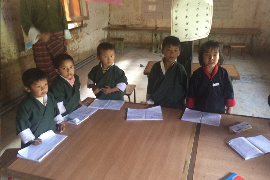 ブータンの村の子供たち